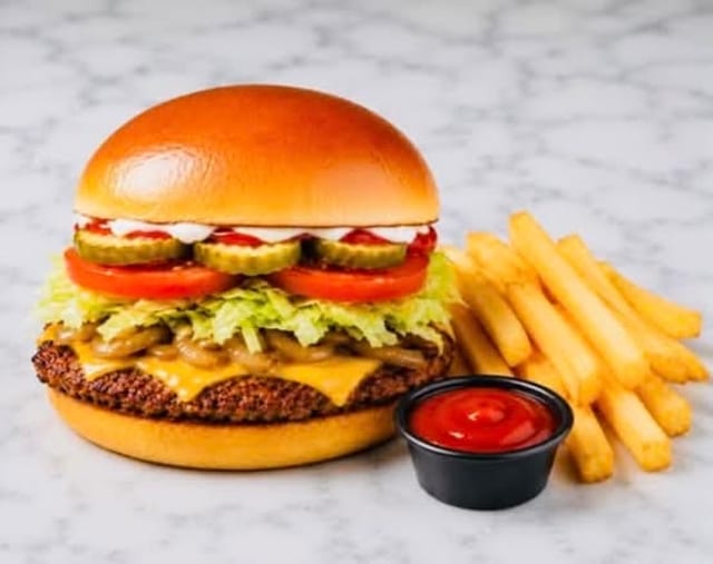 STEAK SMASHBURGER WITH FRENCH FRIES.