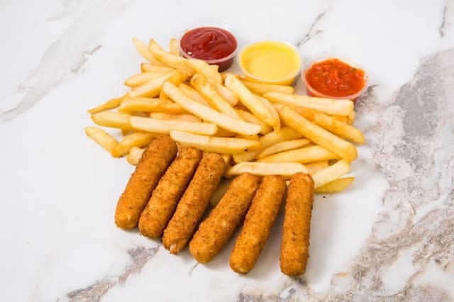 6 pieces Mozzarella Sticks with French Fries.